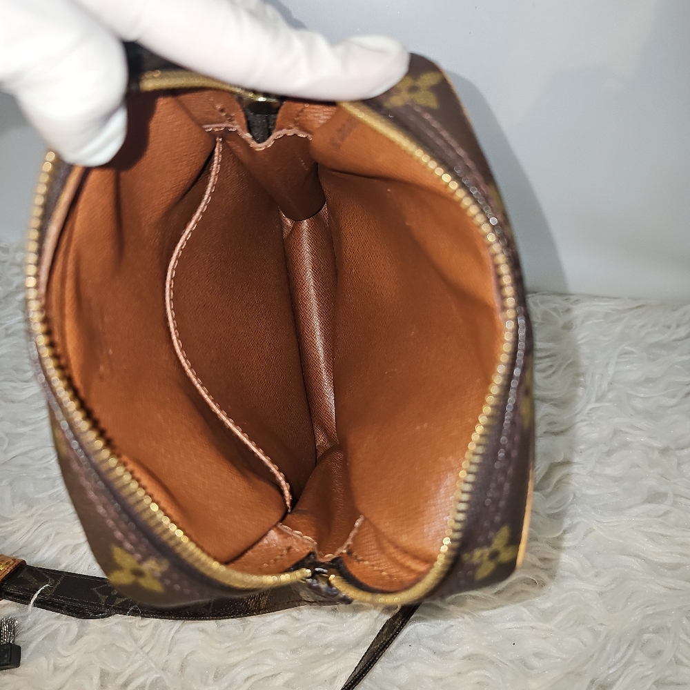 Authentuc Louis Vuitton Danube PM Monogram Crossbody Bag - Picture 6 of 16